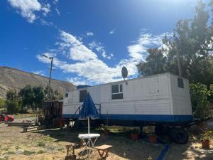 里瓦达维亚海军准将城Espacio La Rinconada的一辆卡车上装有房屋的拖车