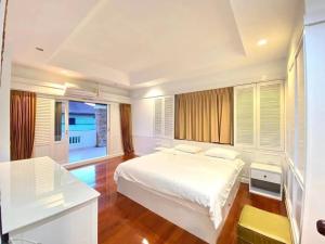 Ένα ή περισσότερα κρεβάτια σε δωμάτιο στο Jomtien 6BR old villa,new pool
