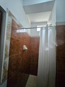 un bagno con doccia con tenda da doccia di Sarisa House a Iquitos Altre 37 foto