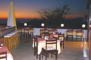 ein Restaurant mit Tischen und Stühlen auf einer Terrasse in der Unterkunft Titan Club Hotel Ultra All Inclusive in Kargıcak