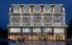 YenSally Hotel的一座白色的大建筑,前面的人在步行