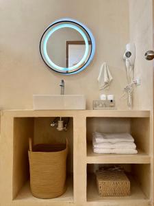 a bathroom with a sink and a mirror at Casa suite con Jacuzzi - Arenita Mia Suites in Progreso