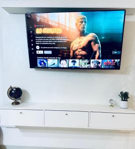 einen Flachbild-TV auf einer weißen Kommode in der Unterkunft Monoambiente completo, amplio y céntrico in Santa Cruz de la Sierra