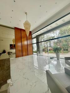 eine große Lobby mit großem Marmorboden und Fenstern in der Unterkunft Monoambiente completo, amplio y céntrico in Santa Cruz de la Sierra