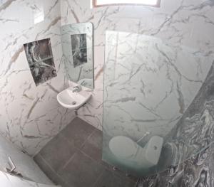 Ένα μπάνιο στο Griya Umbulharjo Homestay Jogja +18 φωτογραφίες