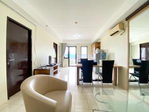 Μια τηλεόραση ή/και κέντρο ψυχαγωγίας στο Cozy Designed 2BR at Metropark Condominium Jababeka Apartment By Travelio