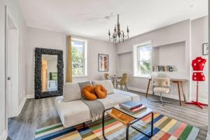 Posezení v ubytování Chic Mid-Century Flat Downtown