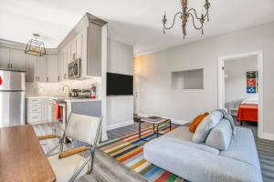 TV a/nebo společenská místnost v ubytování Chic Mid-Century Flat Downtown