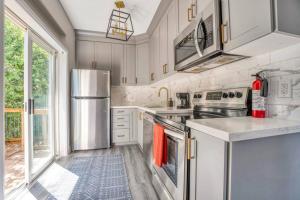 Kuchyň nebo kuchyňský kout v ubytování Chic Mid-Century Flat Downtown