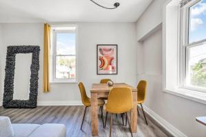 Χώρος καθιστικού στο Chic Mid-Century Flat Downtown