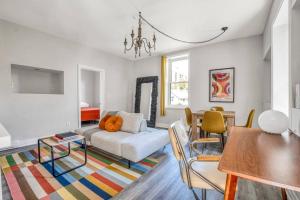 Χώρος καθιστικού στο Chic Mid-Century Flat Downtown