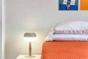 Postel nebo postele na pokoji v ubytování Chic Mid-Century Flat Downtown + 22 fotografií
