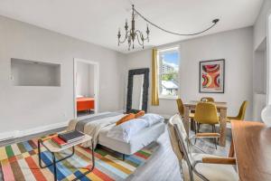 Χώρος καθιστικού στο Chic Mid-Century Flat Downtown