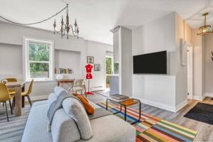 Μια τηλεόραση ή/και κέντρο ψυχαγωγίας στο Chic Mid-Century Flat Downtown