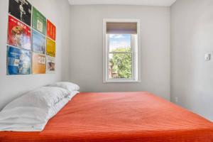 Ένα ή περισσότερα κρεβάτια σε δωμάτιο στο Chic Mid-Century Flat Downtown
