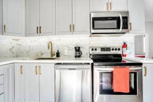 Η κουζίνα ή μικρή κουζίνα στο Chic Mid-Century Flat Downtown