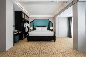 Postel nebo postele na pokoji v ubytování Hanoi International Hotel