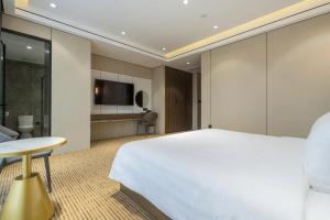 Postel nebo postele na pokoji v ubytování Hanoi International Hotel
