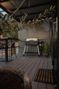 Alisa the Tiny Cabin in Busselton的阳台或露台