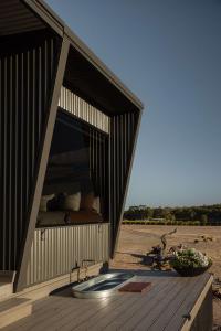Alisa the Tiny Cabin in Busselton的阳台或露台