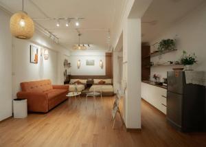 ハノイにあるHanoi Canvas Homee in Hoan Kiemのソファとキッチンのあるリビングルーム