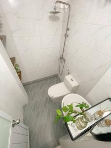 ハノイにあるHanoi Canvas Homee in Hoan Kiemのトイレと洗面台を備えた白いバスルーム +25枚の写真