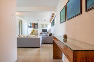 Zona d'estar a Redcliffs by The Serendipity Collection