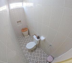 baño pequeño con aseo y suelo de baldosa. en Omah Prambanan Syariah, en Prambanan 10 fotos más