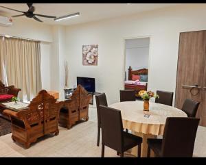 Χώρος καθιστικού στο By The Sea Beach Front and Seaview Apartment