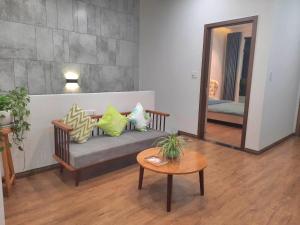 un salon avec un canapé et un miroir dans l'établissement Sunshine villa, à Ấp Long Hồ Hạ 3 autres photos