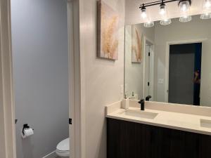 Ванная комната в Modern Town House, 3-Bedrooms Home private parking