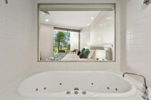 Ένα μπάνιο στο Sand Resort - Park View 3BR Dual Key, 2 BR Rooms Avail - Hosted by Holiday Management +11 φωτογραφίες