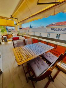 Balkoni atau teres di Le Verdi - 1 bedroom with AC and parking in city center