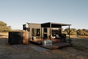 亚林加普Chrissy the Tiny Cabin in Yallingup的田野上的小房子,有甲板 更多13张照片