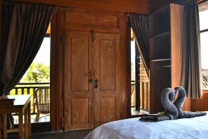 Ein Bett oder Betten in einem Zimmer der Unterkunft Putra'Lebah Amed Guest House