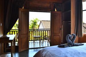 Ein Bett oder Betten in einem Zimmer der Unterkunft Putra'Lebah Amed Guest House