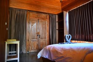 Ein Bett oder Betten in einem Zimmer der Unterkunft Putra'Lebah Amed Guest House