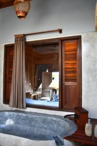 Ein Bett oder Betten in einem Zimmer der Unterkunft Putra'Lebah Amed Guest House