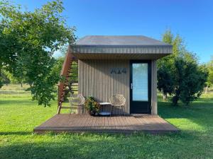 KassariVetsi Talli Holiday Village的凉亭配有两把椅子和一张桌子,