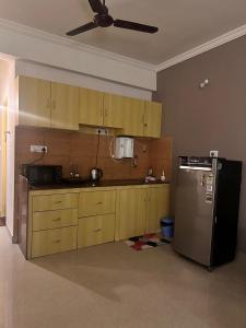 Una cocina o zona de cocina en Luxury Apt near Palolem Beach, WFH with Forest view