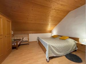 Posteľ alebo postele v izbe v ubytovaní idyllischer Landhof Nähe Millstättersee Ferienwohnung mit Balkon