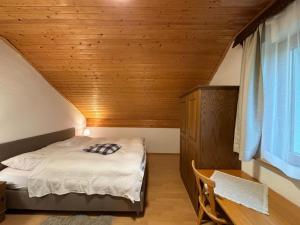 Posteľ alebo postele v izbe v ubytovaní idyllischer Landhof Nähe Millstättersee Ferienwohnung mit Balkon