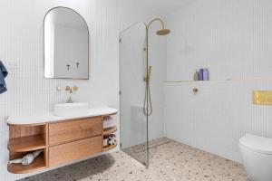 une salle de bain avec lavabo et douche dans l'établissement Pacific Paradise - 4 Bedroom House Central Coast, à Long Jetty 24 autres photos