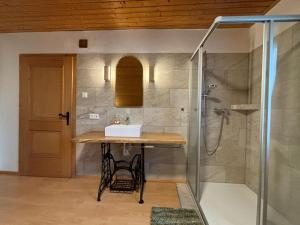 Kúpeľňa v ubytovaní idyllischer Landhof Nähe Millstättersee Ferienwohnung mit Balkon + 23 fotografií