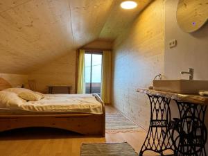 Posteľ alebo postele v izbe v ubytovaní idyllischer Landhof Nähe Millstättersee Ferienwohnung mit Balkon