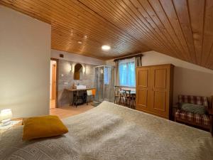 Posteľ alebo postele v izbe v ubytovaní idyllischer Landhof Nähe Millstättersee Ferienwohnung mit Balkon