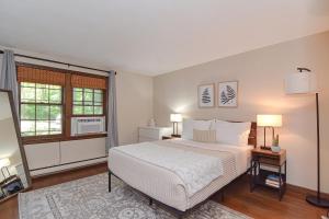 Ένα ή περισσότερα κρεβάτια σε δωμάτιο στο Modern 3 Bd, 2 Bath Spacious Apt Shrewsbury