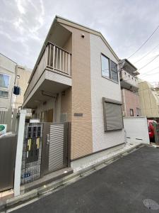 東京にあるグレイシャス東新宿 東新宿駅徒歩3分 新大久保駅徒歩7分 新宿駅徒歩15分 歌舞伎町すぐ近く 美味しい韓国料理屋多数ありますの側面にバルコニーがある家