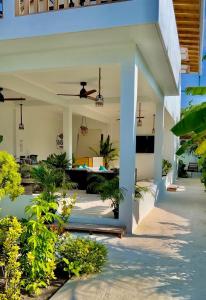 Aed väljaspool majutusasutust Seaside Dhigurah