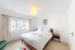 Postel nebo postele na pokoji v ubytování 4 bedroom family home on Piccadilly line